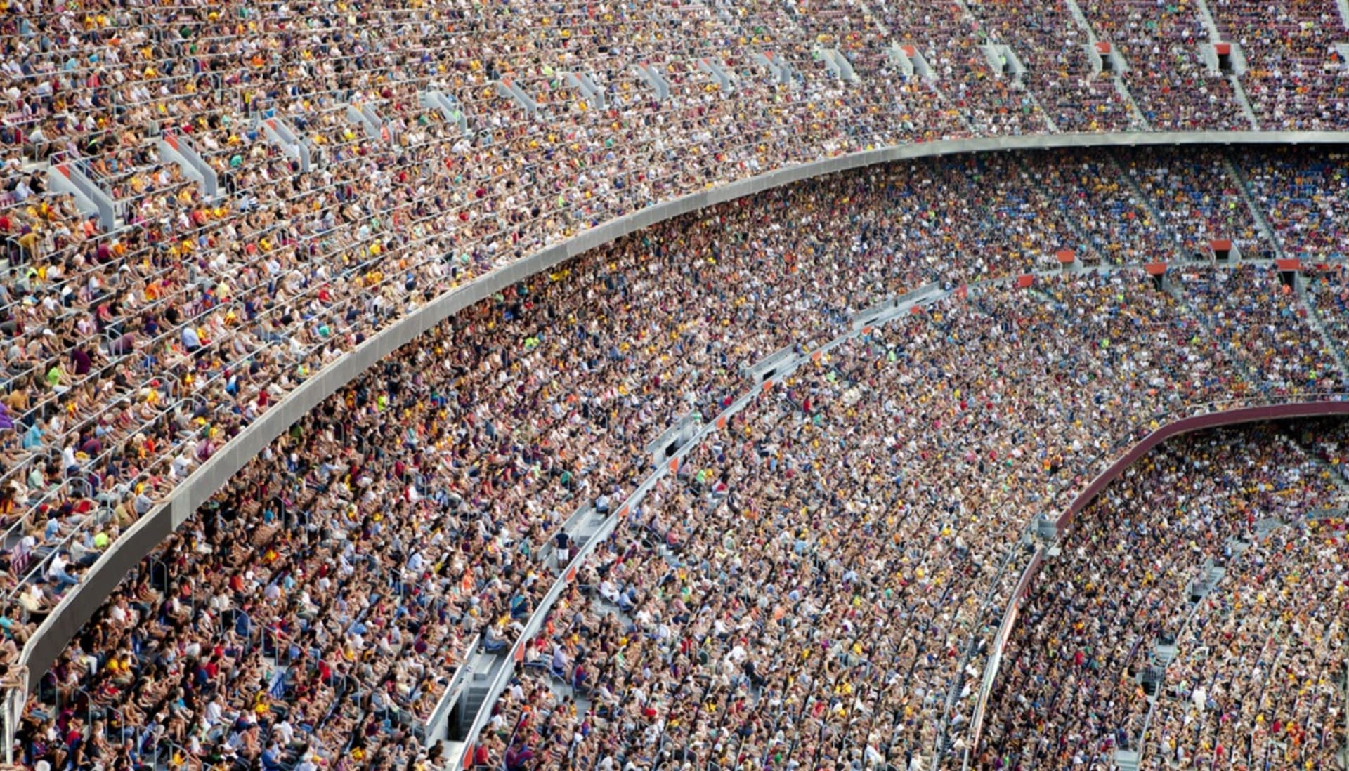 Americký umělec Paul Pfeiffer ukázal, jak velký stadion by byl potřeba postavit, pokud by někdy byl zájem dostat na zápas či kulturní událost milion lidí.