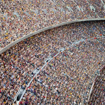 Americký umělec Paul Pfeiffer ukázal, jak velký stadion by byl potřeba postavit, pokud by někdy byl zájem dostat na zápas či kulturní událost milion lidí.
