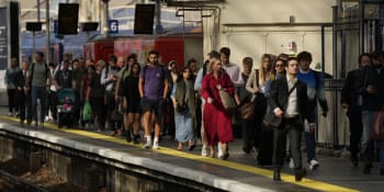 Dopravní chaos v Británii: Začala největší stávka na železnici za 30 let, nejezdí ani metro