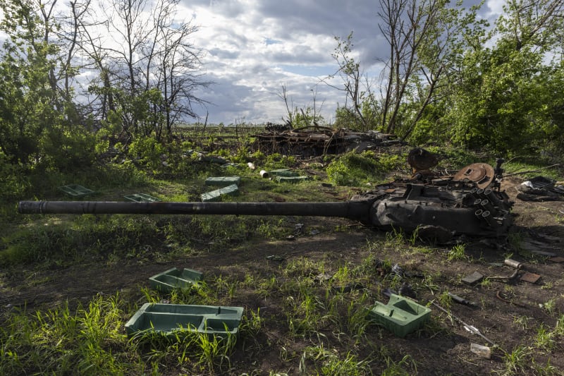 Vrak zničeného ruského tanku u Charkova, 16. května 2022