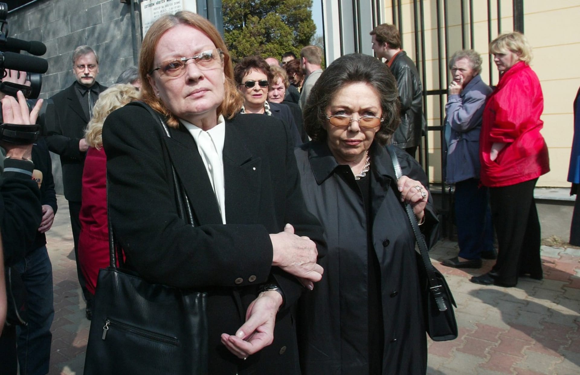 Jana Brejchová s Jiřinou Jiráskovou na pohřbu Vlastimila Brodského (2002)