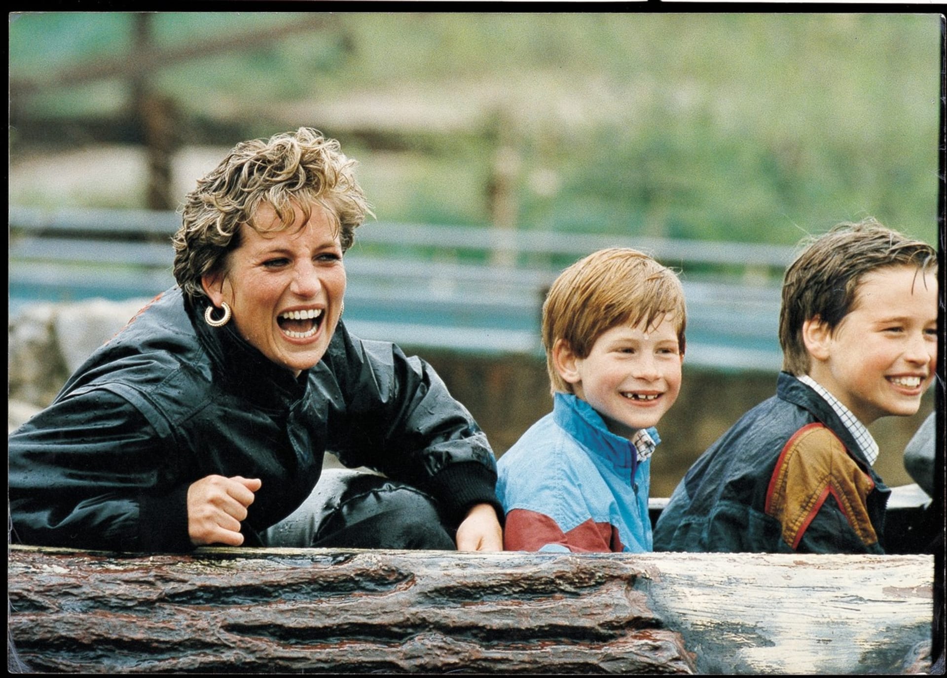 Princ William (úplně vpravo) se svým bratrem princem Harrym a jejich matkou princeznou Dianou (1993)