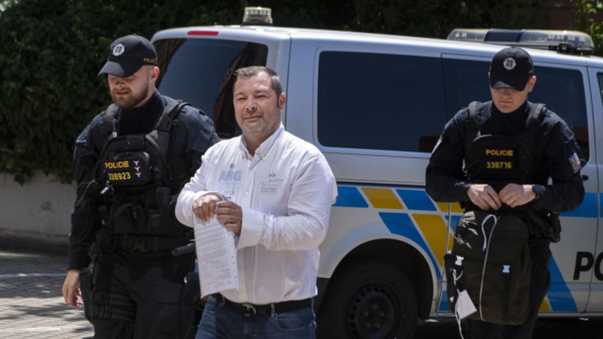 Policisté přivádějí k soudu Mateje Augustína, který patří k obviněným v kauze korupce kolem pražského dopravního podniku.