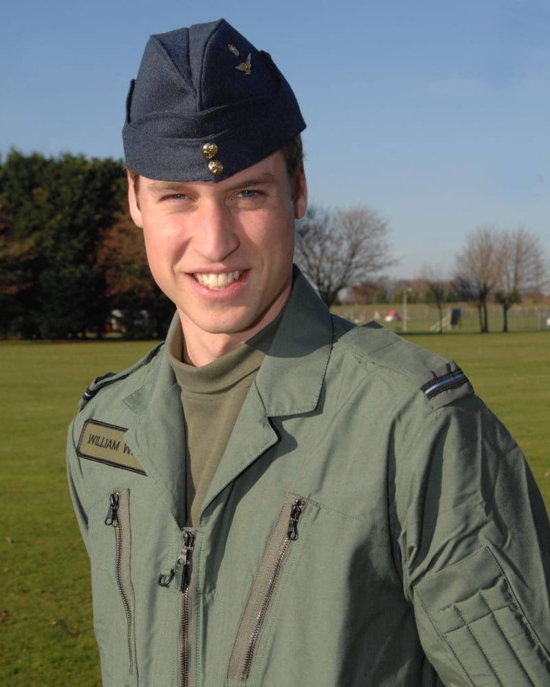 Princ William ve službách RAF (2008). Jako pilot helikoptéry sloužil i v Afghánistánu.