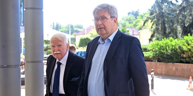 Předseda ČUS Miroslav Jansta (vpravo) mluvil o tom, že český sport zažívá nejhorší období v historii.