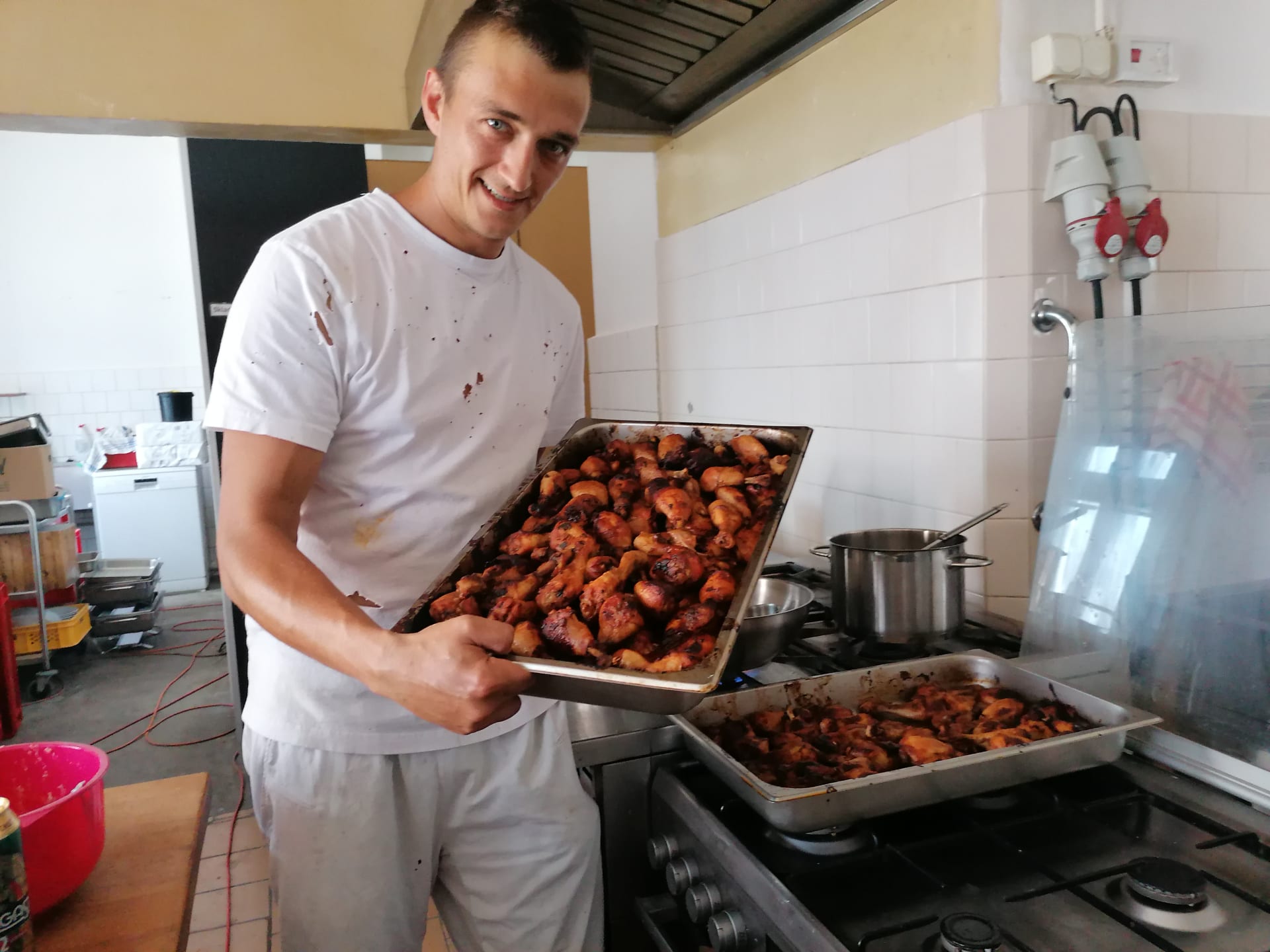 Hospoda U Konečků po roce. Jaromír Hudec z Jihomoravské komunitní nadace připravuje jídlo k poctě dobrovolníků.