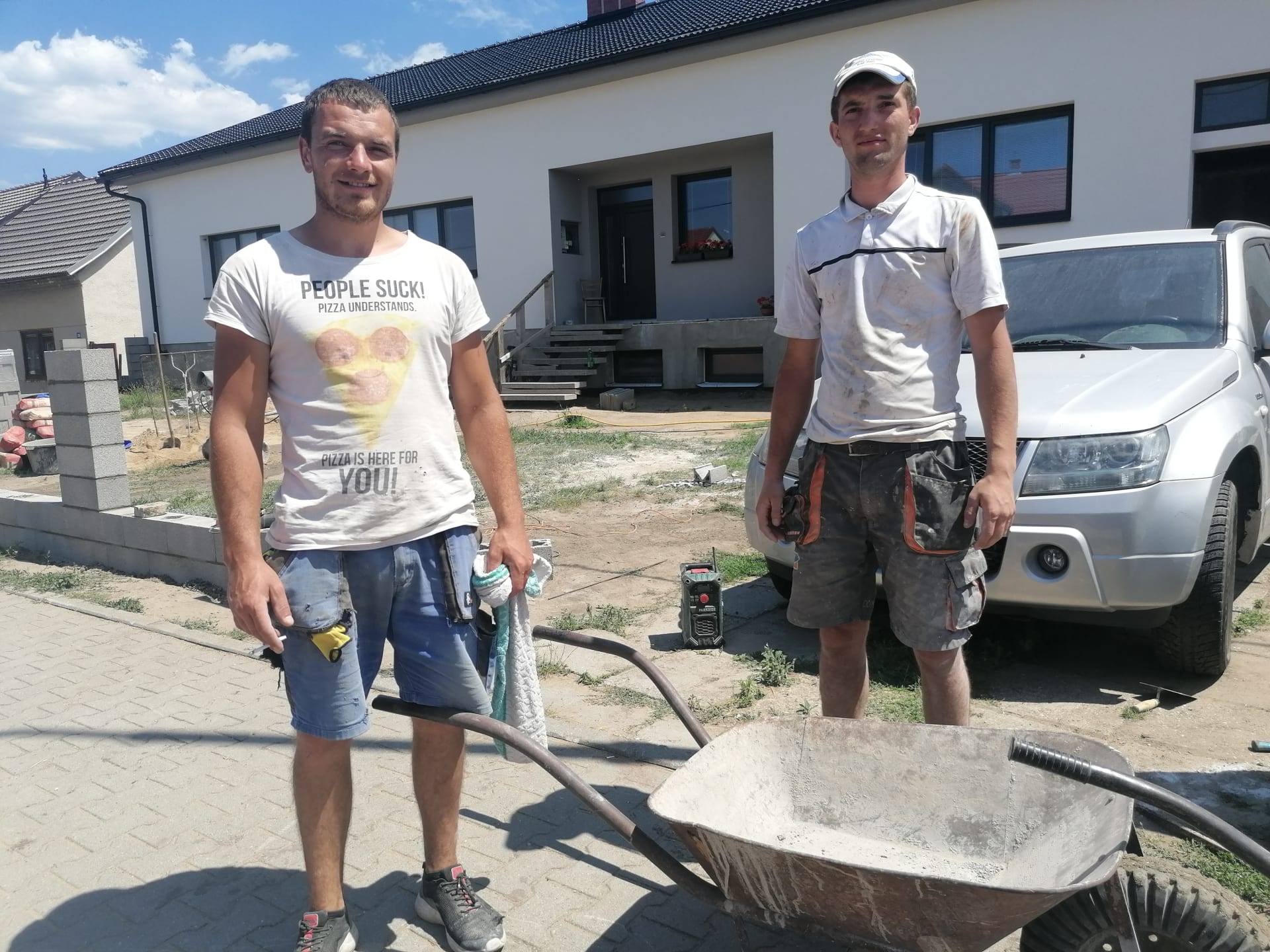 Dům manželů Svobodových rok po tornádu. S úpravami dvora teď pomáhají ukrajinští dělníci Dimitrij a Vadim. 