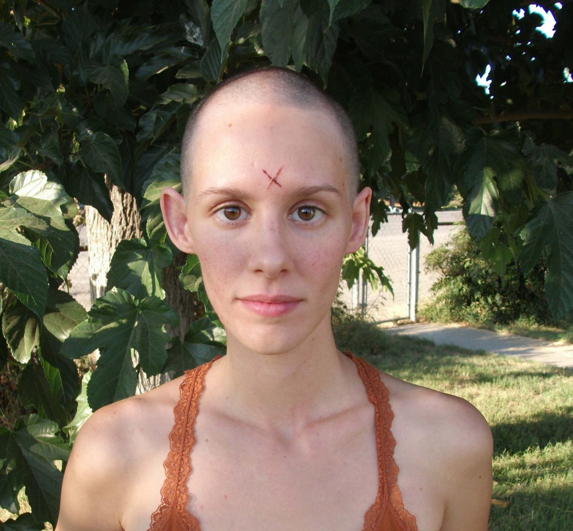 Afton Burton si na čelo vyřezala stejnou značku, kterou nosil Manson (2010).