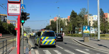 Policejní vůz v Praze srazil holčičku na přechodu. Vozidlo mělo zapnuté majáky