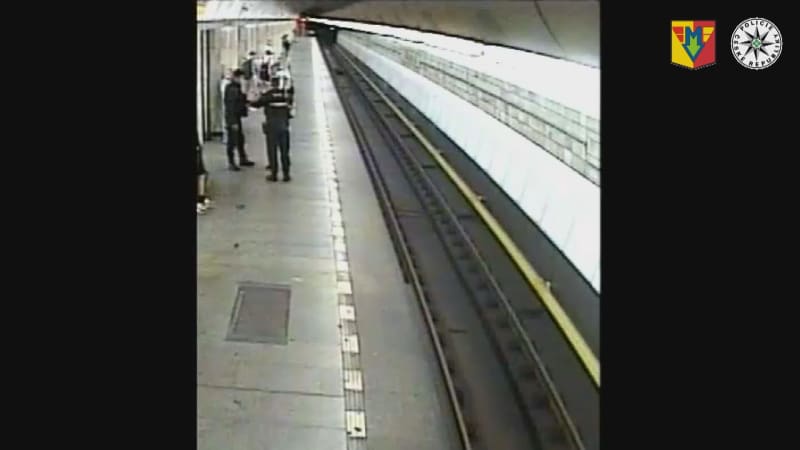 Policie v metru dopadla útočníka, který měl po hádce pobodat muže a utéct