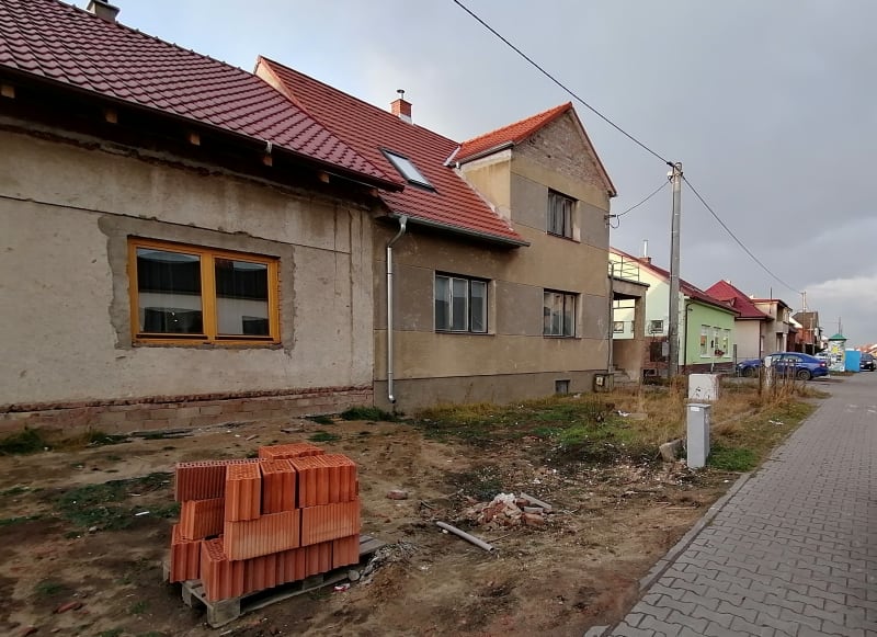 Velkomoravská ulice v Lužicích šest měsíců poté