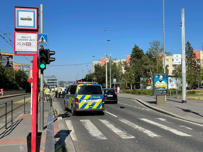 Policisté srazili v Praze devítiletou dívku, do Motola ji vezl vrtulník.