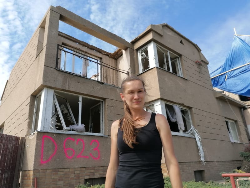 Aneta Stibůrková na snímku z loňského léta stojí před domem své tety, který přiléhal k hospodě a po tornádu musel být zbořen.