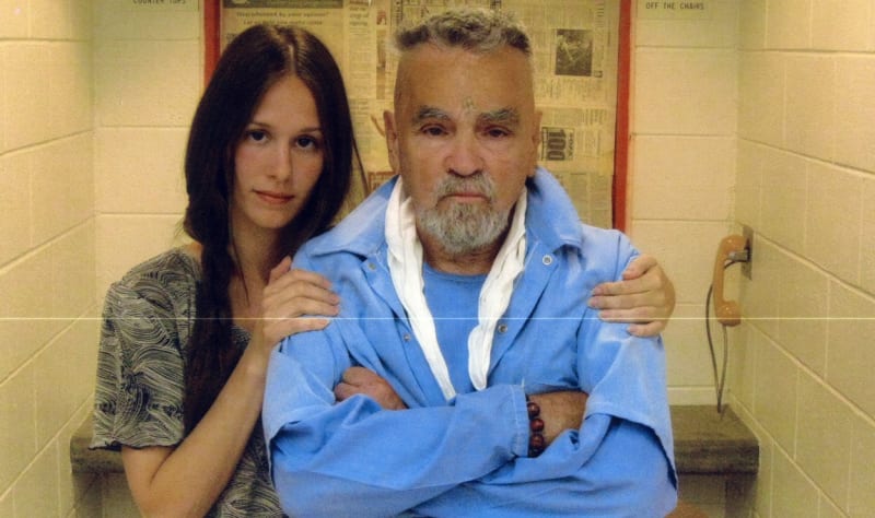 Manson se ve vězení oženil s fanatickou fanynkou, zemřel v roce 2017.