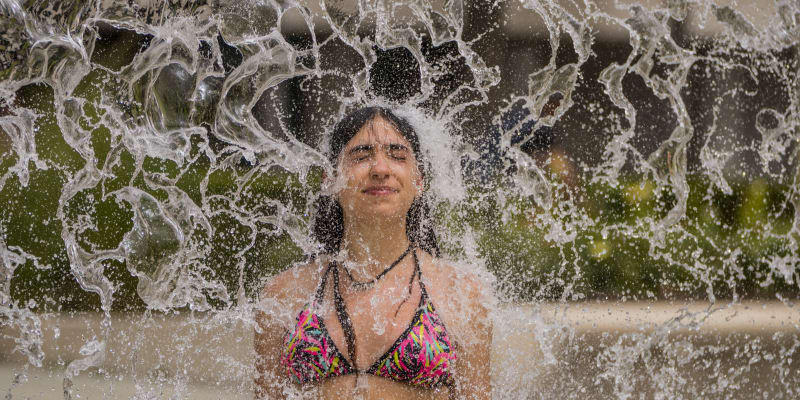 Extrémní vedra lidé mnohdy tráví u vody