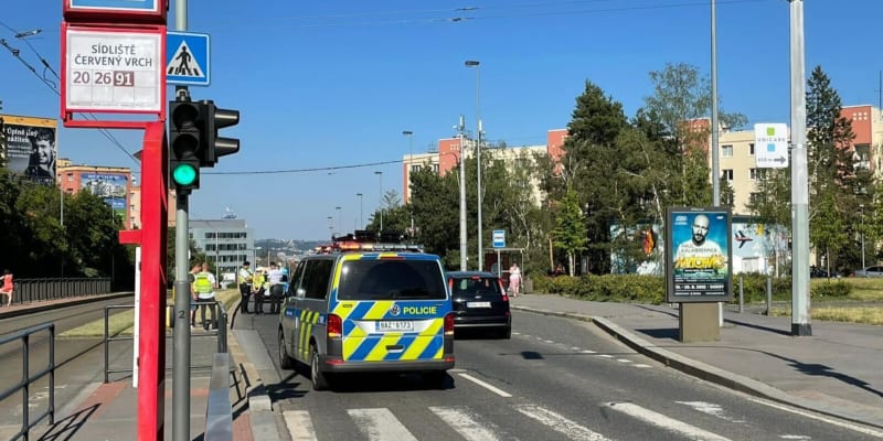 Policisté srazili v Praze devítiletou dívku, do Motola ji vezl vrtulník.