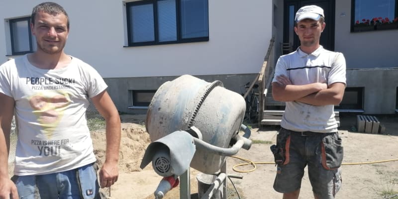 Dům manželů Svobodových rok po tornádu. S úpravami dvora teď pomáhají ukrajinští dělníci Dimitrij a Vadim.
