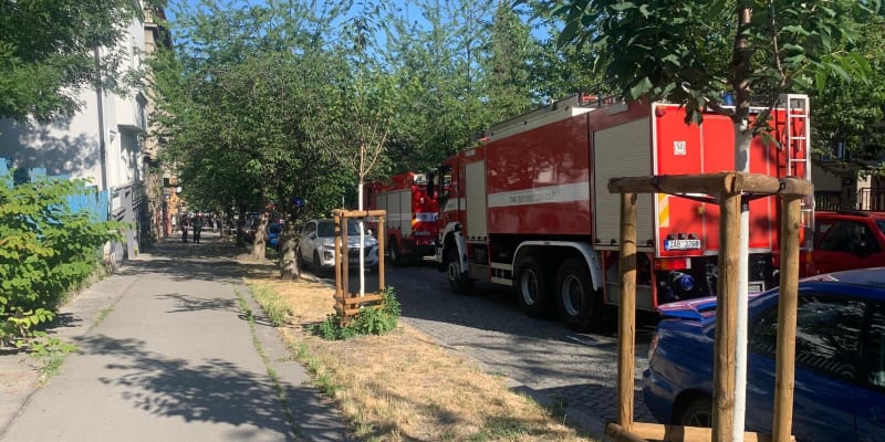 Hasiči zasahují u výbuchu domu v ulici Soběslavská. 