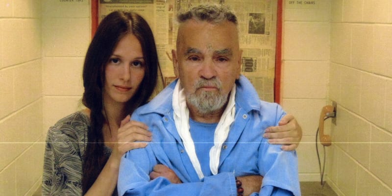 Manson se ve vězení oženil s fanatickou fanynkou, zemřel v roce 2017.