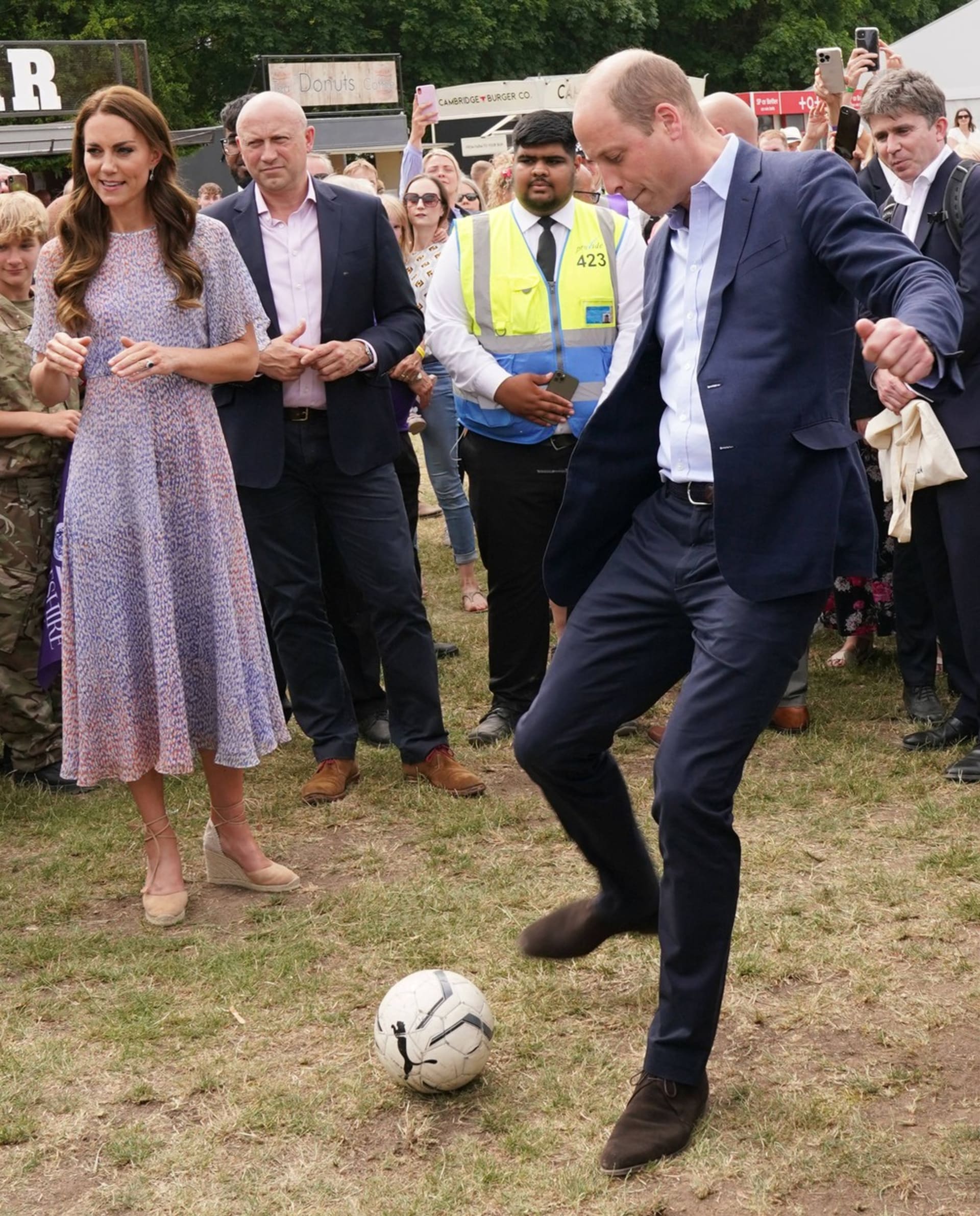 Princ William a vévodkyně Kate si při návštěvě Newmarketu vesele kopali míčem a popíjeli pivo.