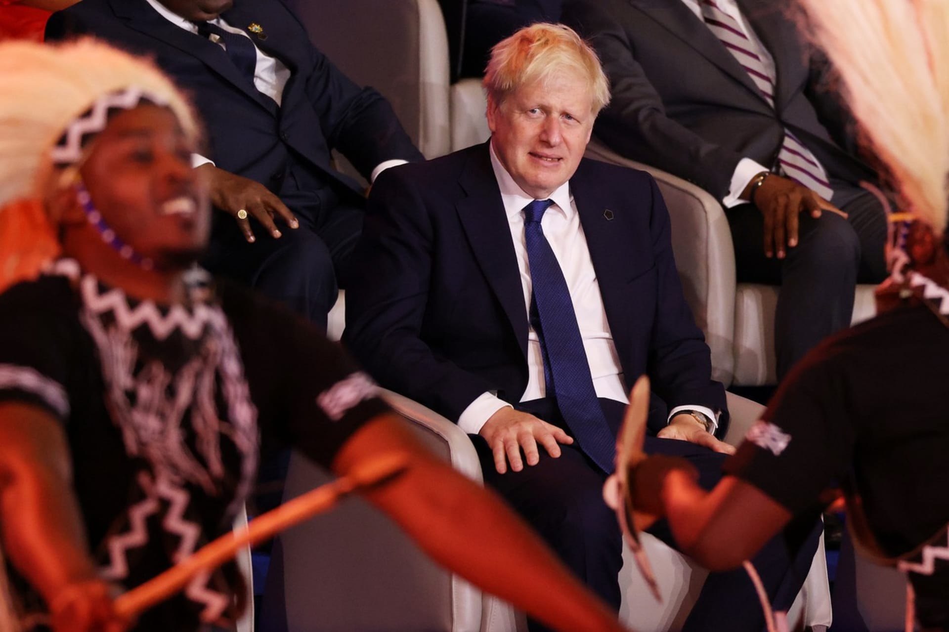 Premier Boris Johnson na mitinku ve Rwande