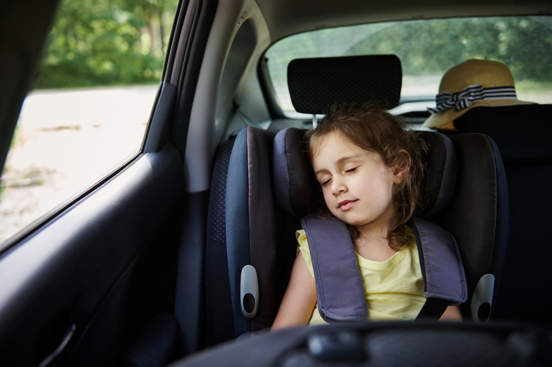Děti připoutané v sedačce často nevědí, jak se odpoutat, jak otevřít okno nebo přivolat pomoc.