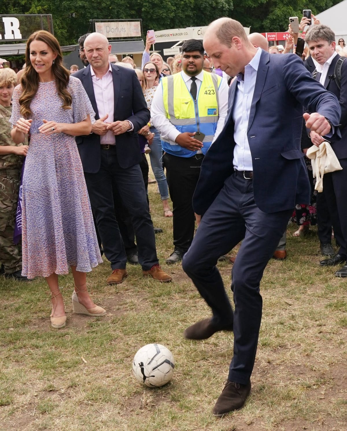 Princ William a vévodkyně Kate si při návštěvě Newmarketu vesele kopali míčem a popíjeli pivo.