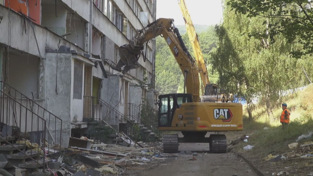 Demolice paneláku v Litvínově