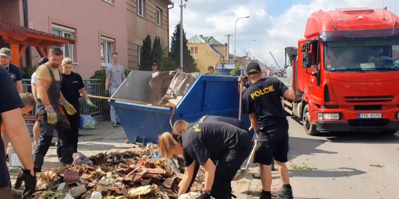 Policista Ladislav Hemza pomáhal v obcích, které zasáhlo tornádo