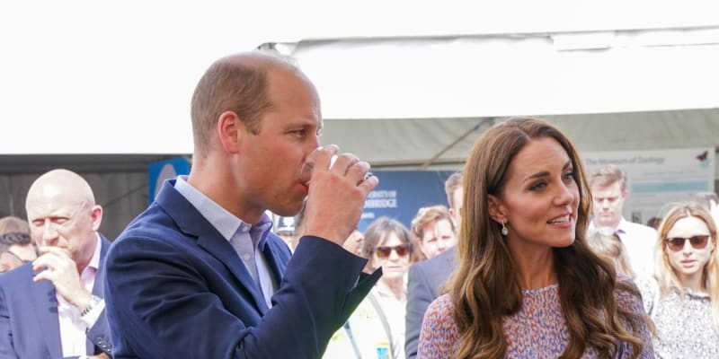 Princ William a vévodkyně Kate si při návštěvě Newmarketu vesele kopali do míče a popíjeli pivo.
