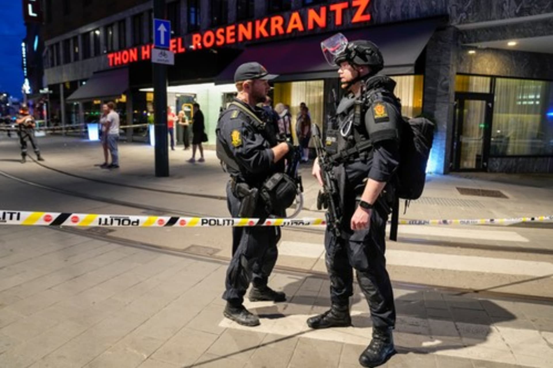 Dva lidé zemřeli a další utrpěli vážná zranění při střelbě v gay baru v Oslu