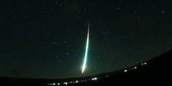Meteor ozářil noční oblohu nad Českem. Po jeho částech pátrají vědci v Rakousku