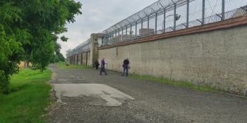 Dramatický útěk z valdické věznice. Muž pronikl za plot, místem zněly varovné výstřely