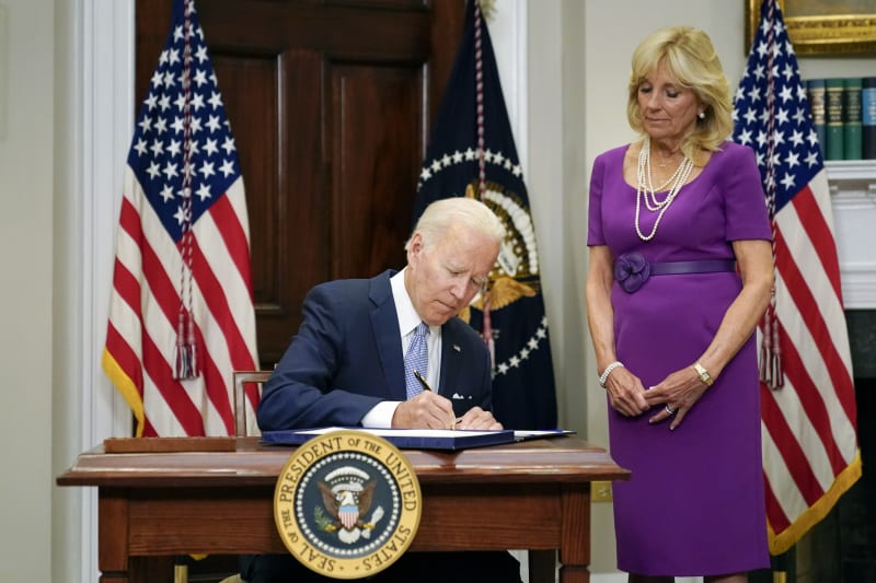 Joe Biden podepsal zákon o větší regulaci prodeje a držení zbraní