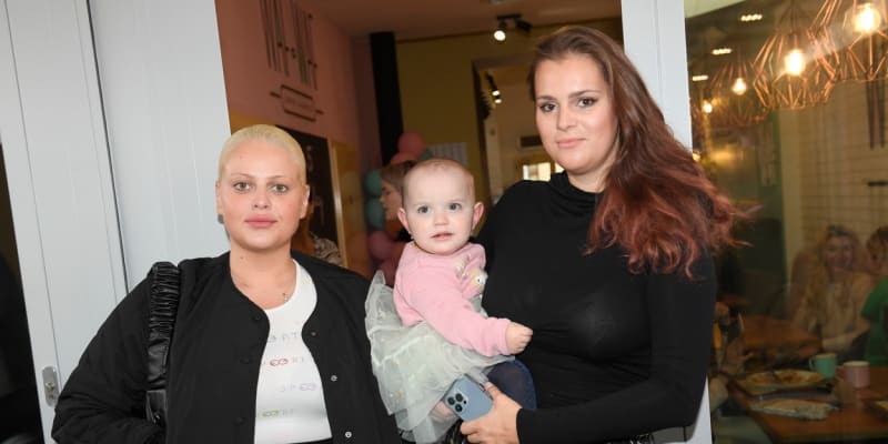 Charlotte Štiková se svou sestrou Ornellou a její dcerou Lily.
