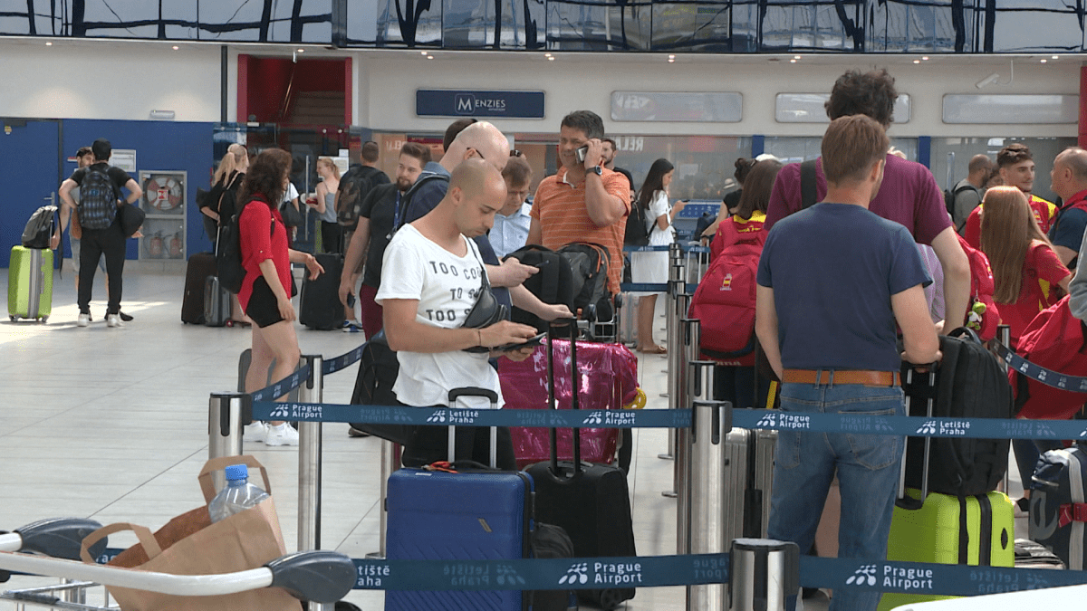 Do problémů se dostali i Češi na dovolené, kterým byly zrušeny zpáteční lety.