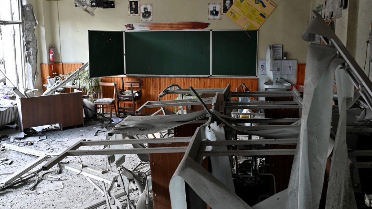 Zničená škola na Ukrajině