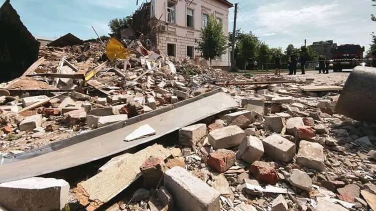 Charkov po ruském útoku na město. Kromě obytných domů raketa zasáhla také nemocniční budovu. 