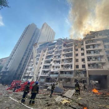 Ruská raketa zasáhla obytný dům nedaleko historického centra Kyjeva.