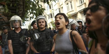 Masivní zatýkání během pochodů hrdosti v Turecku. Do vazby brala policie lidi náhodně