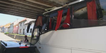 Hrozivý omyl šoféra autobusu. Po nárazu do mostu na Hané je jeho kabina na šrot
