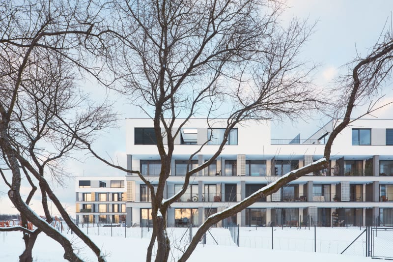 Bytové domy Bleriot, Praha, MACHAR & TEICHMAN. Tři nově navržené bytové domy mají horizontální členění, na západních fasádách umocněné o průběžné prostorné lodžie s výhledem do zeleně.