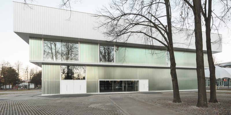 Pavilon Z, české Budějovice, A8000 - Pohled východ - transparentní fasáda nesená ocelovou konstrukcí je z čirého i nazelenalého skla.