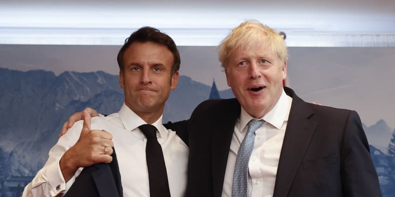 Boris Johnson (vpravo) na summitu G7 s francouzským prezidentem Emmanuelem Macronem.