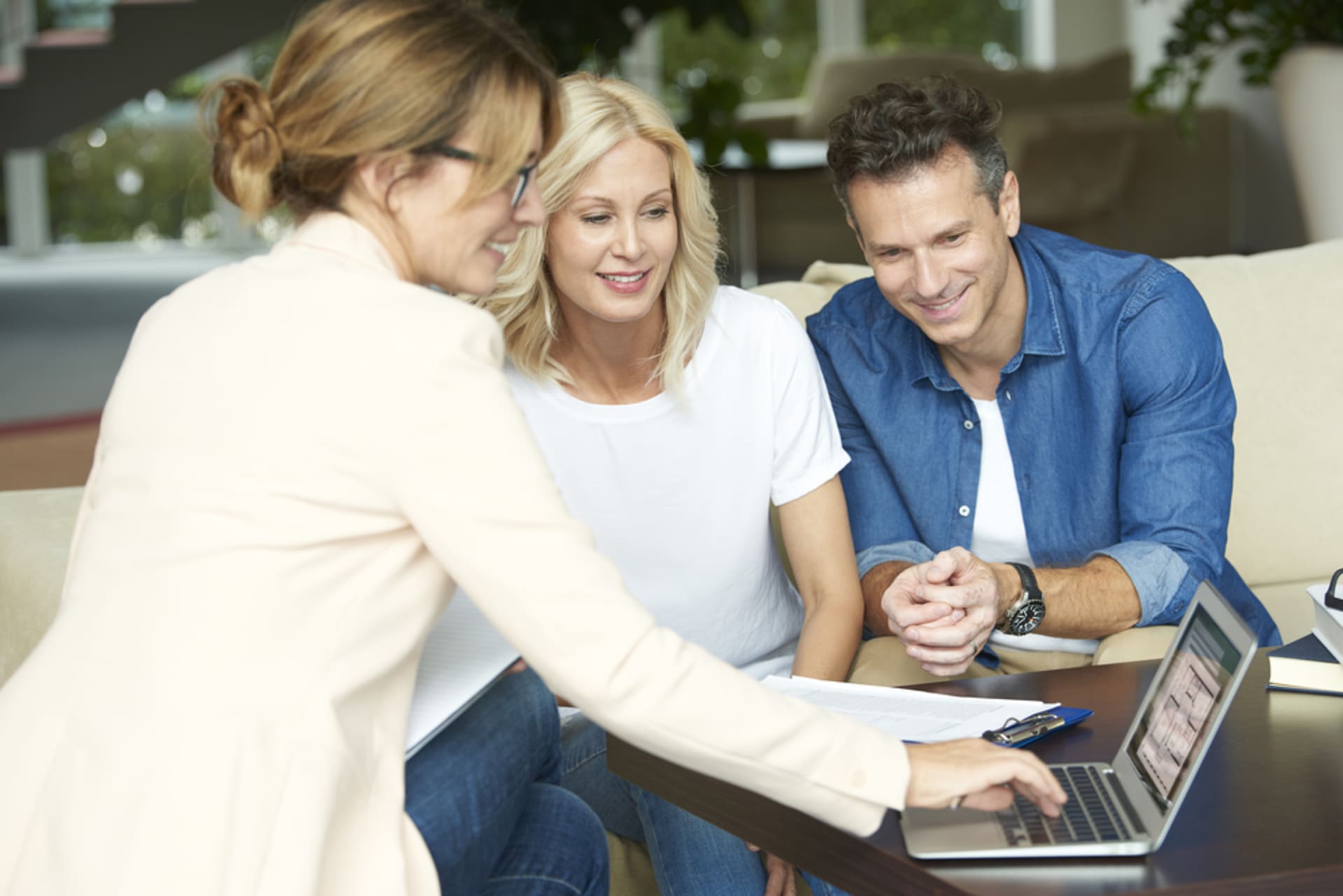 Hypoteční specialista by vám měl být schopen poradit, jak co nejlépe zvládnout zdražení hypotečních úvěrů.