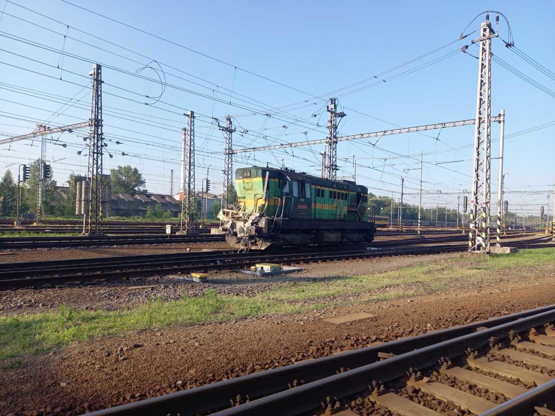 Ve stanici Bohumín na Karvinsku se v pondělí brzo ráno srazil vlak pendolino odjíždějící do Prahy s posunovací lokomotivou.