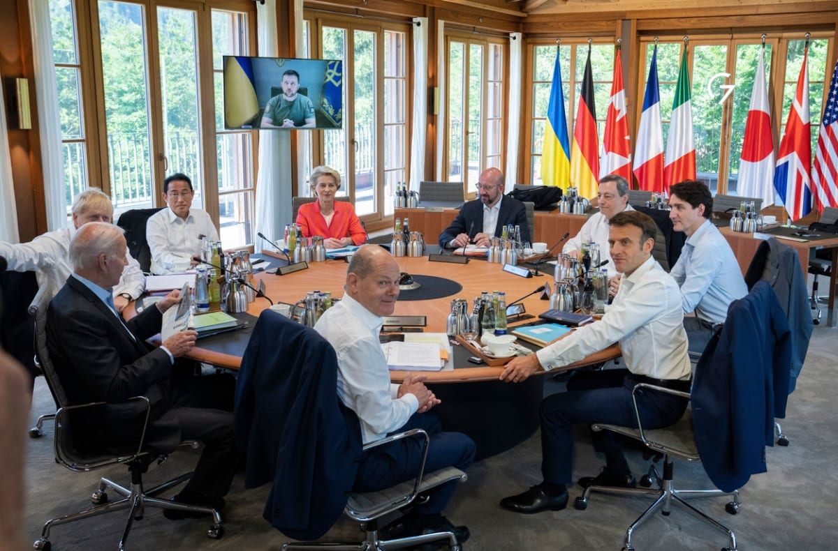 Volodymyr Zelenskyj mluví přes video na summitu G7 v bavorském alpském zámku Elmau.