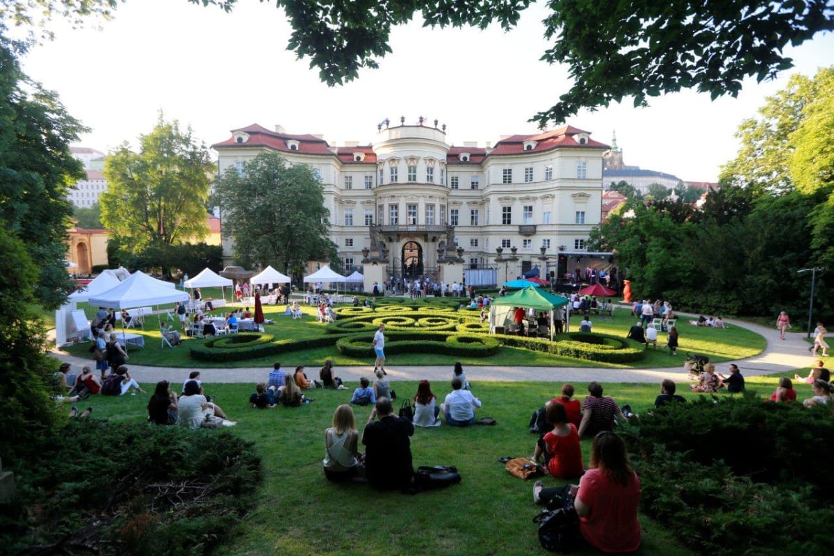 Pohled do zahrady německého velvyslanectví v Praze během dne otevřených dveří v roce 2019.