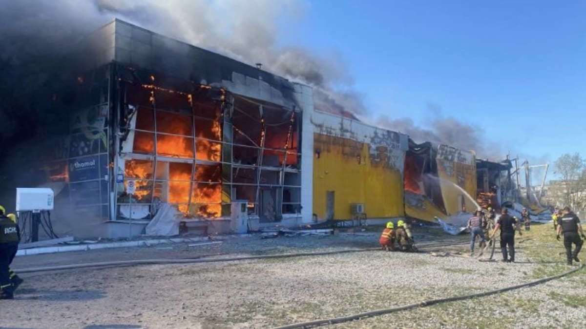 Ruské střely zasáhly nákupní středisko v Kremenčuku, bylo plné lidí