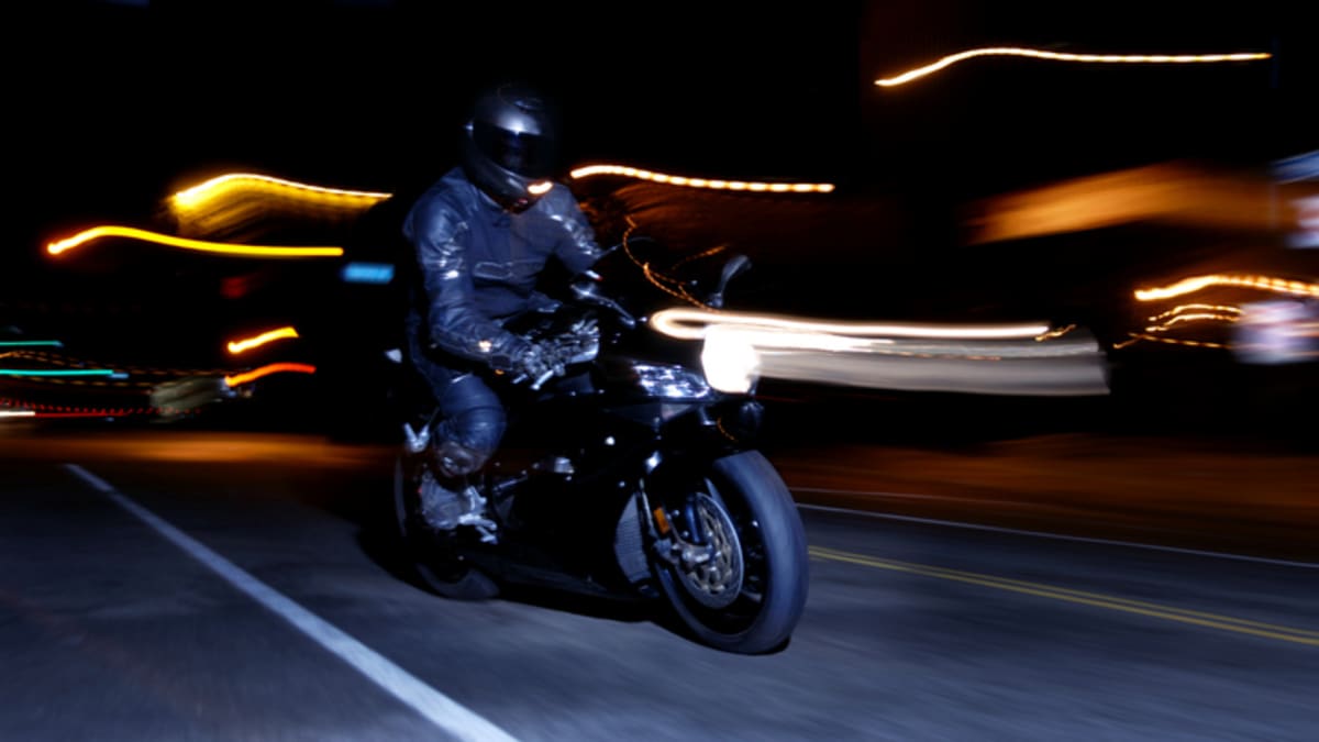 Ukrajinec na motorce na sebe nad ránem upozornil nadměrným hlukem (ilustrační foto)